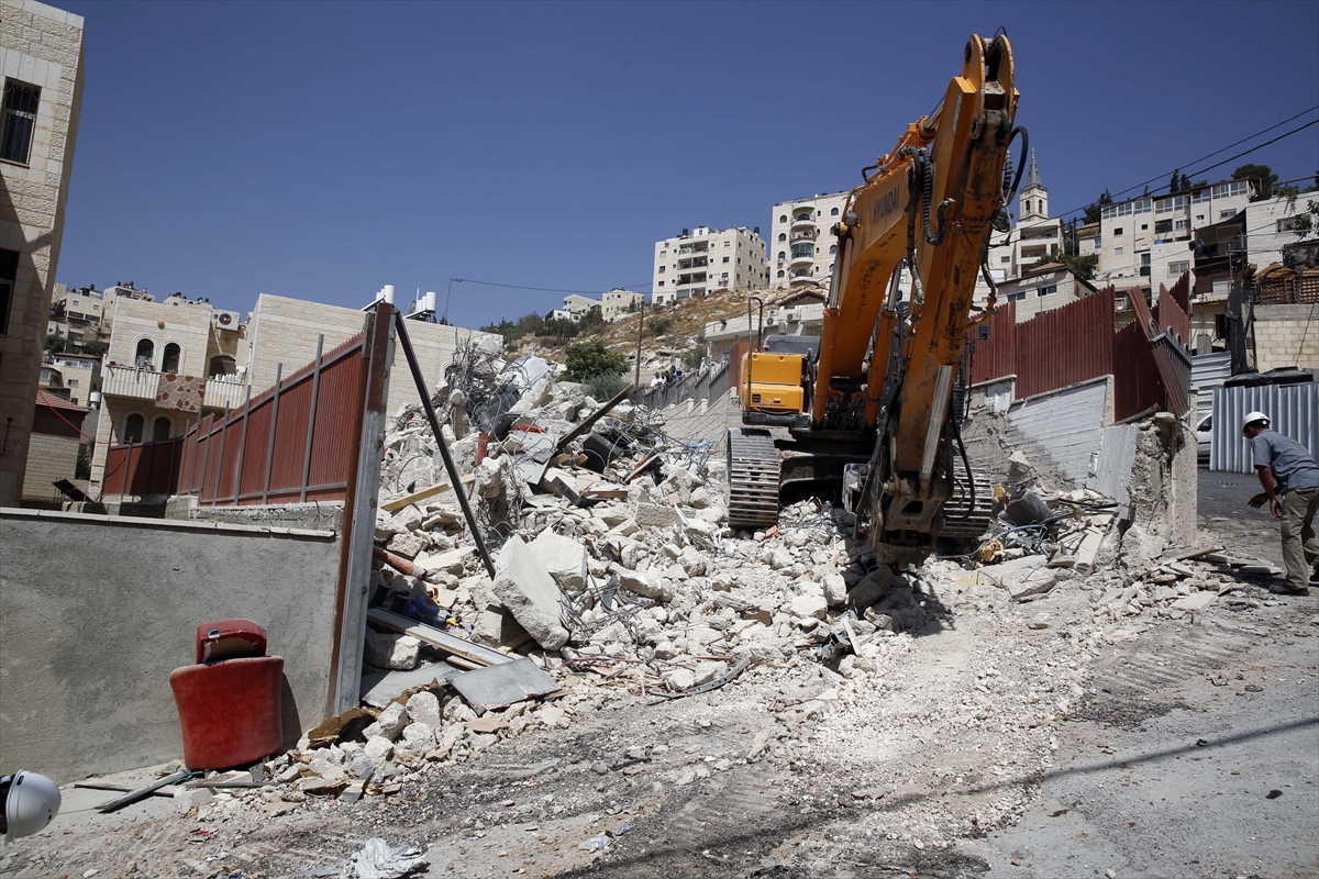 İsrail Filistinlilere ait binayı yıktı! - 0