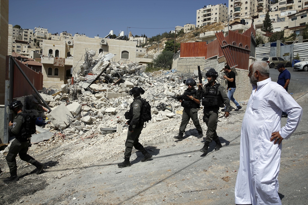 İsrail Filistinlilere ait binayı yıktı! - 0