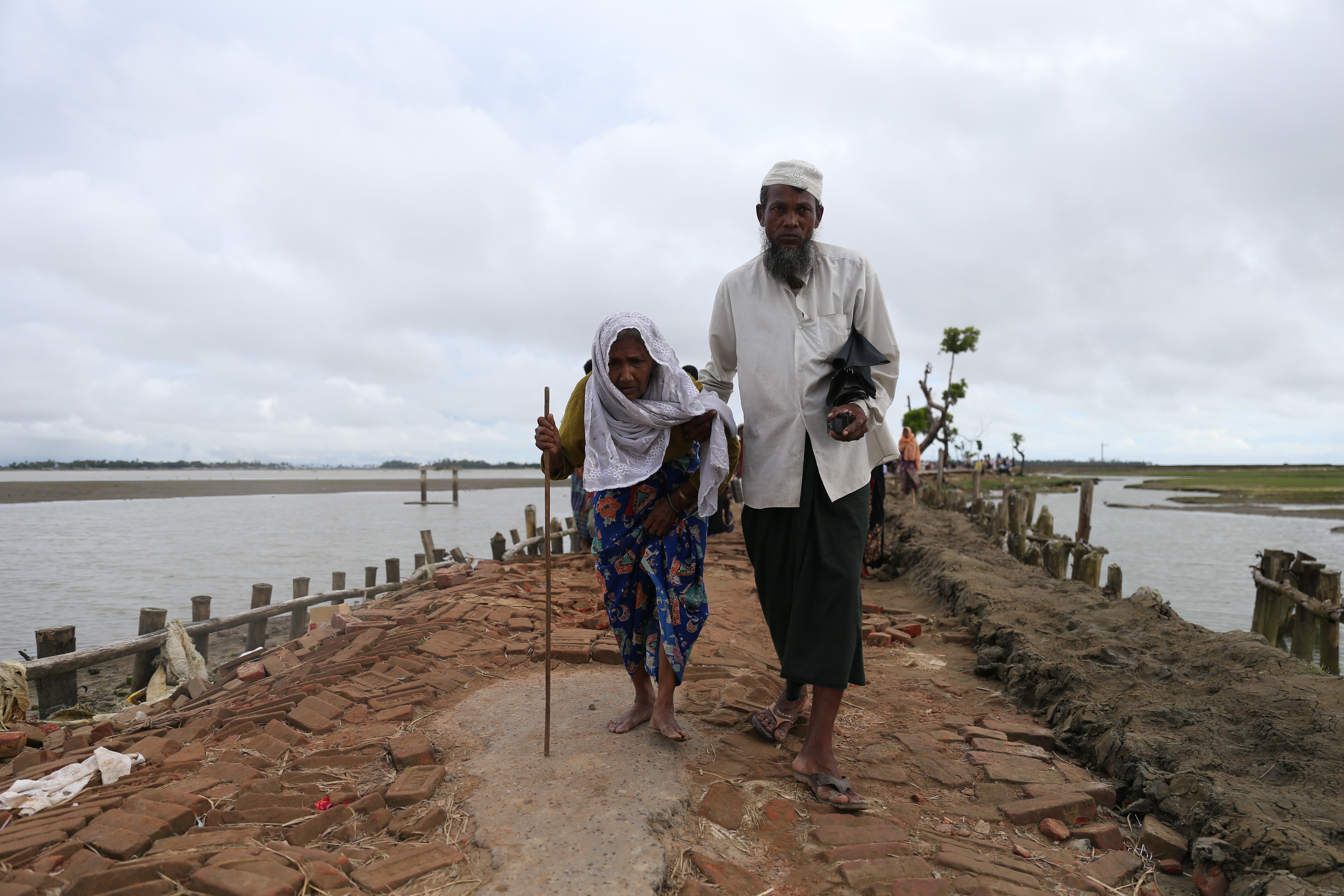 Arakanlı Müslümanlar Teknaf Kamp’ına yürüyor - 0