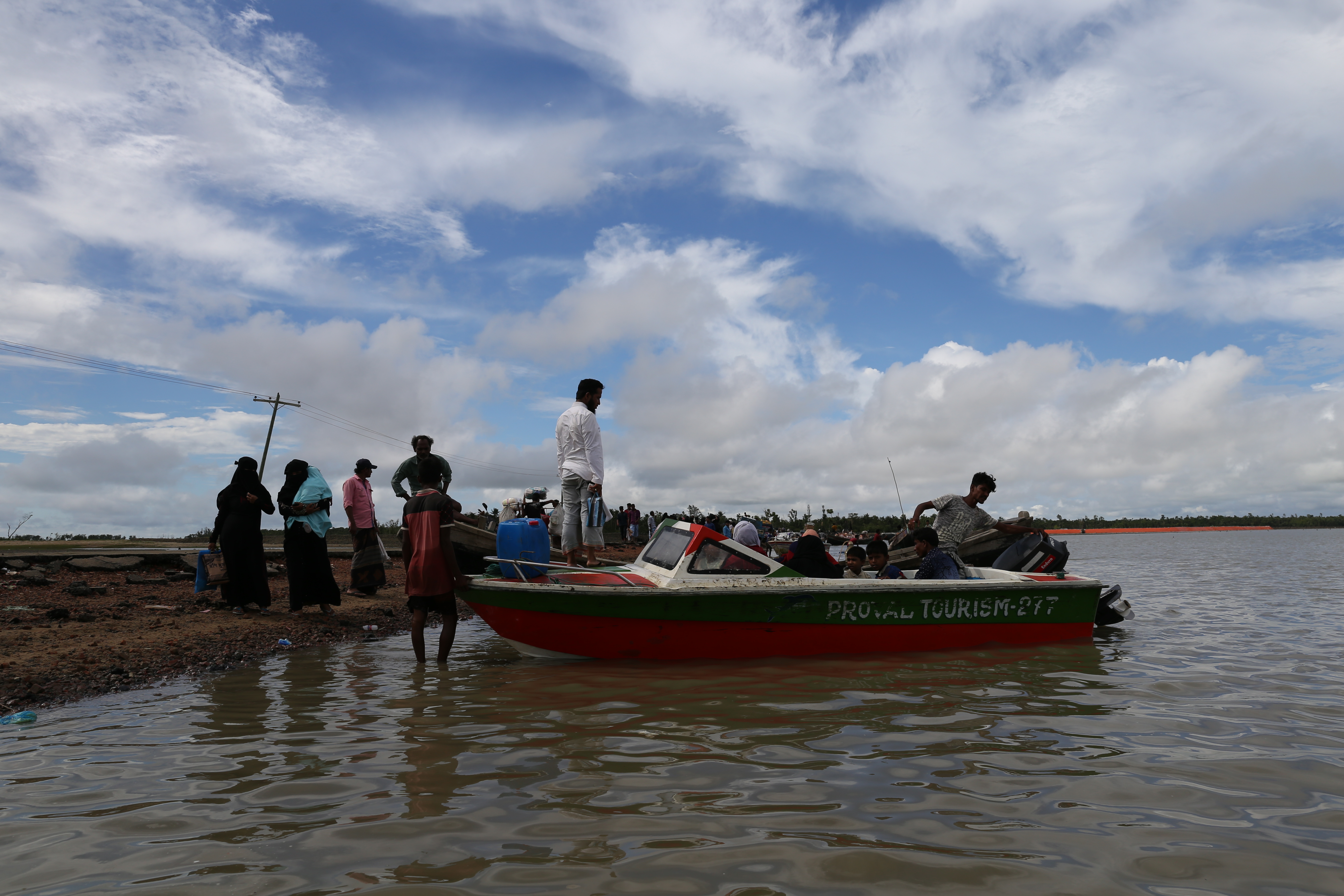 Arakanlı Müslümanlar Teknaf Kamp’ına yürüyor - 0