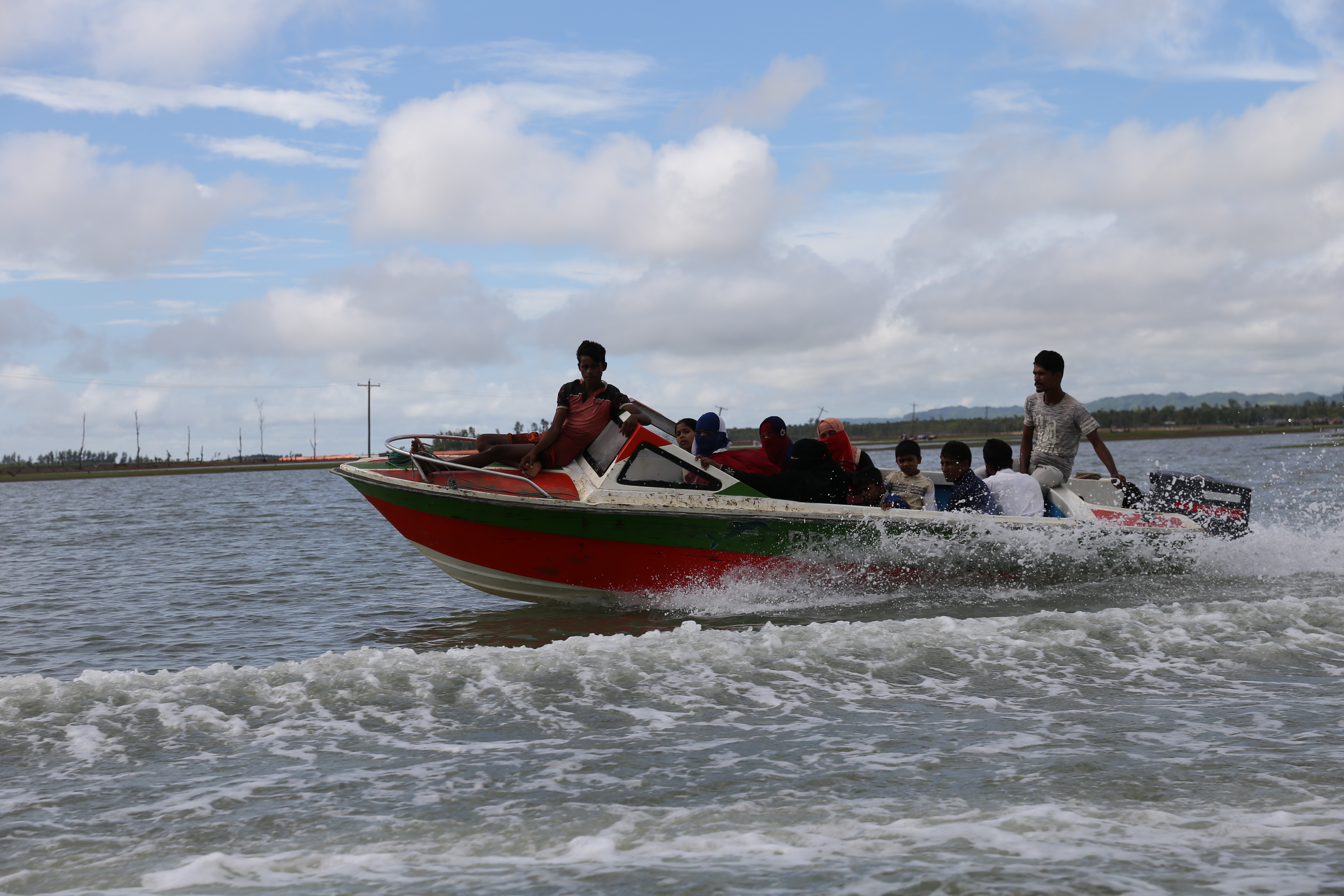 Arakanlı Müslümanlar Teknaf Kamp’ına yürüyor - 0