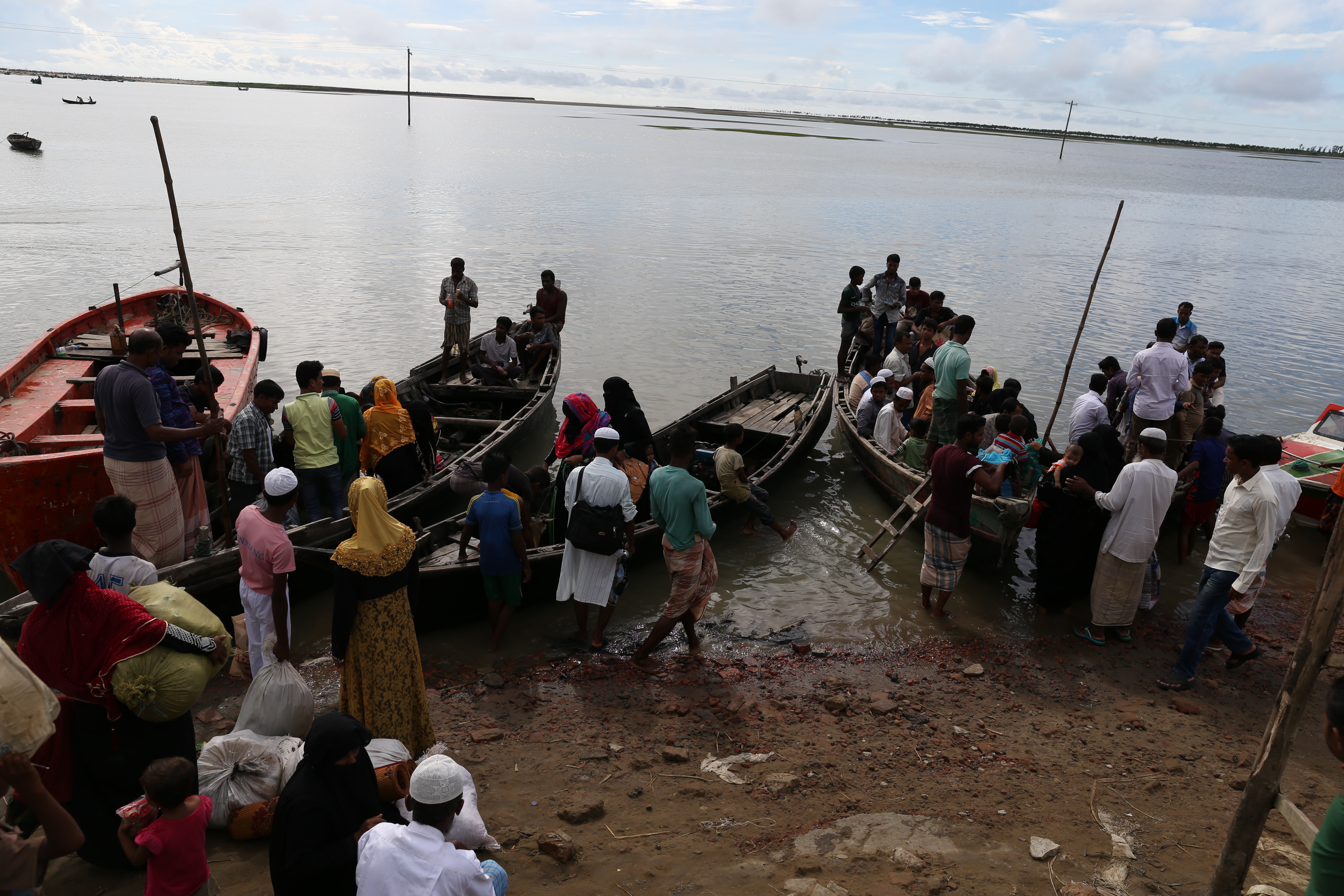 Arakanlı Müslümanlar Teknaf Kamp’ına yürüyor - 0