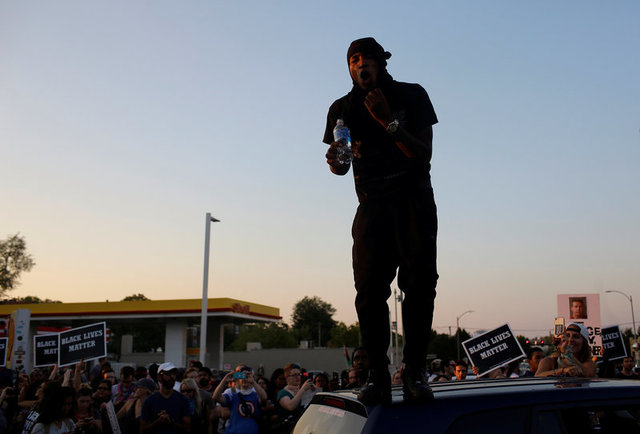 ABD'de siyahiler silahlarla sokağa döküldü - 1