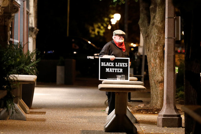 ABD'de siyahiler silahlarla sokağa döküldü - 11