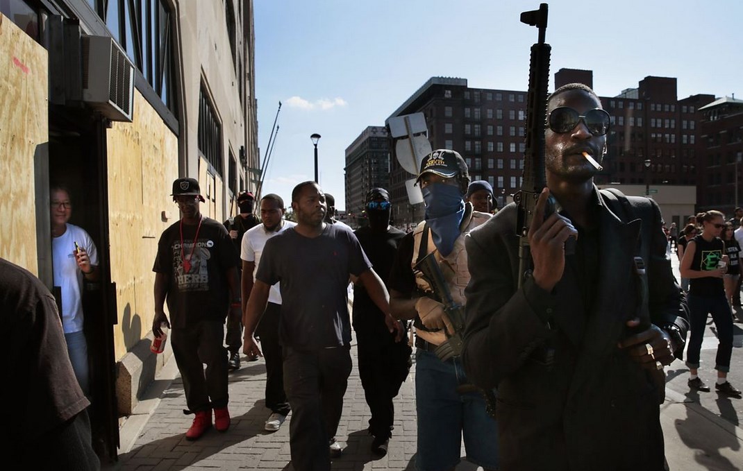 ABD'de siyahiler silahlarla sokağa döküldü - 12