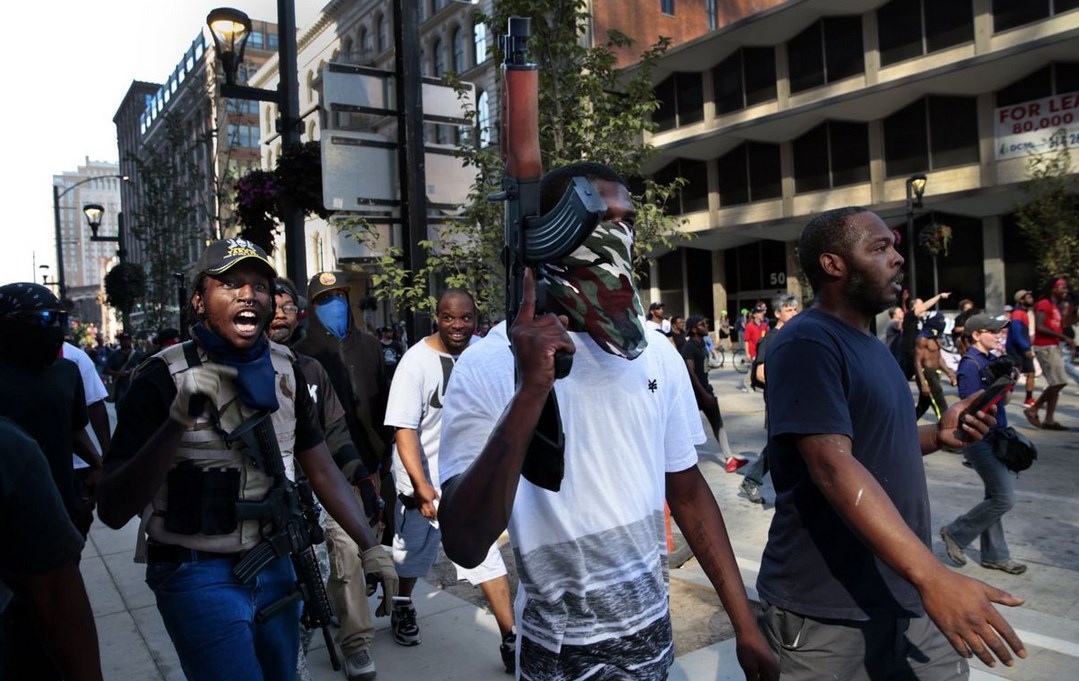 ABD'de siyahiler silahlarla sokağa döküldü - 13