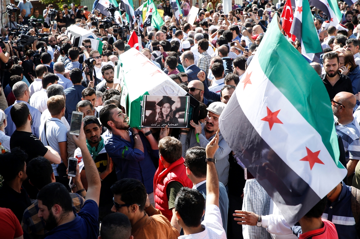 Suriyeli aktivist ve kızı son yolculuklarına uğurlandı - 0