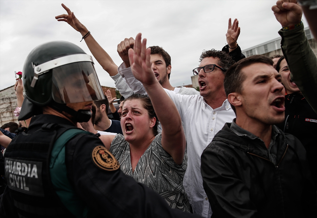Katalonya meydanlarında 'Rabia' benzeri işaret - 0