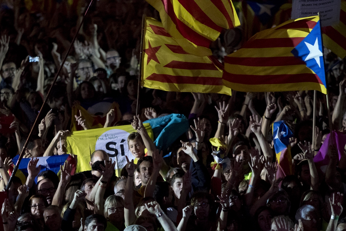 Katalonya meydanlarında 'Rabia' benzeri işaret - 0