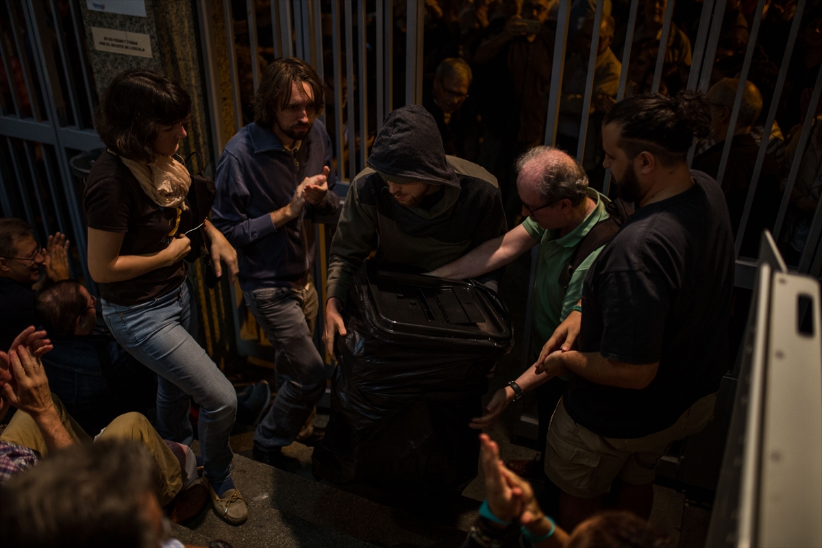 Katalonya'da referandum gerginliği: 465 yaralı - 24