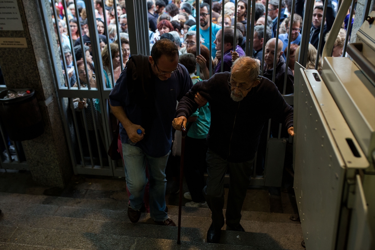 Katalonya'da referandum gerginliği: 465 yaralı - 25