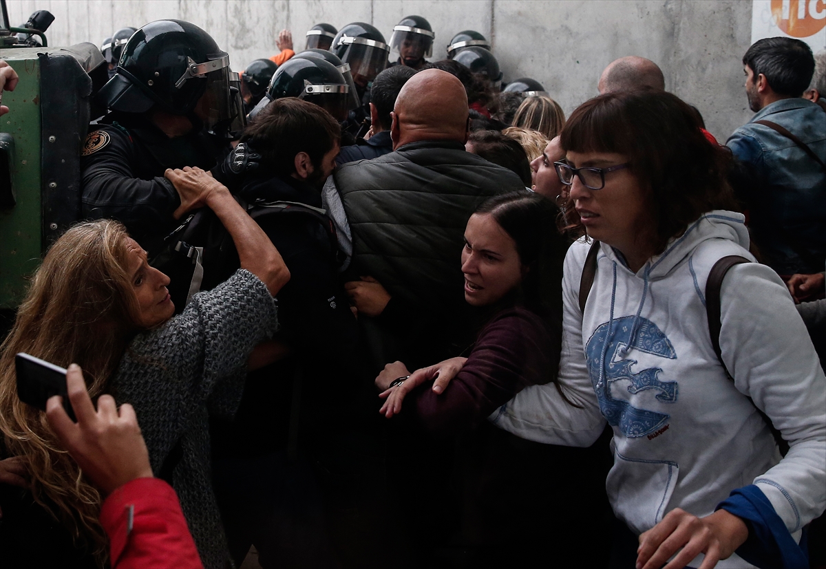 Katalonya'da referandum gerginliği: 465 yaralı - 0