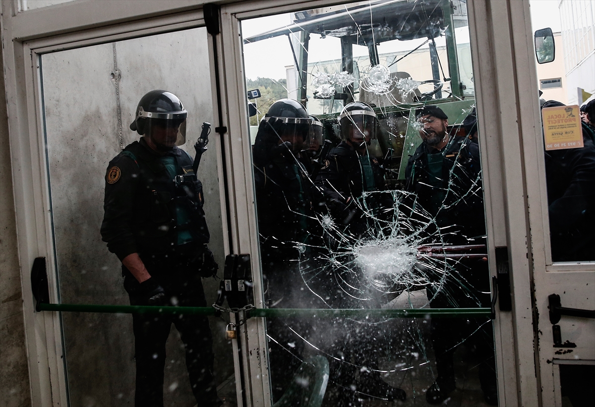 Katalonya'da referandum gerginliği: 465 yaralı - 0