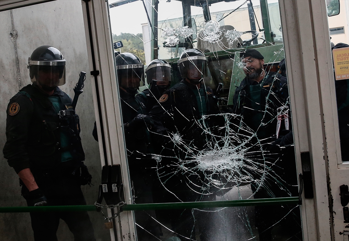 Katalonya'da referandum gerginliği: 465 yaralı - 0