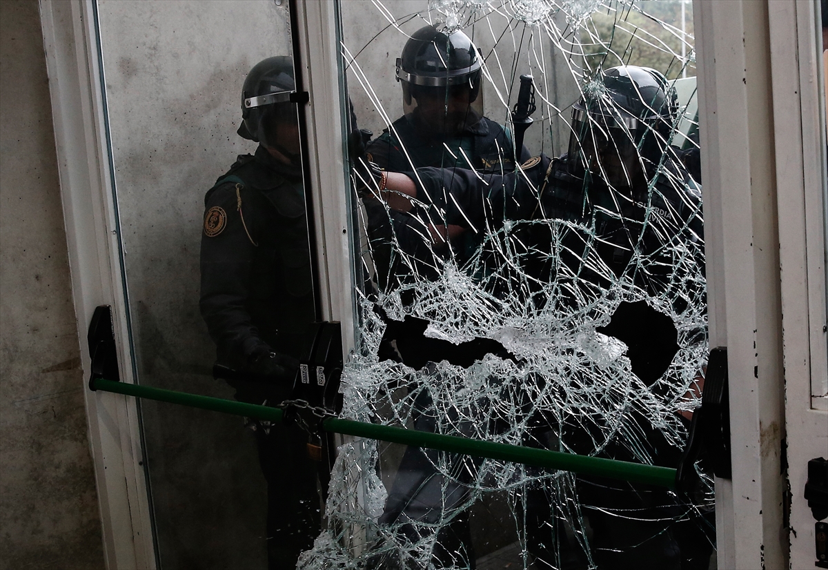 Katalonya'da referandum gerginliği: 465 yaralı - 0