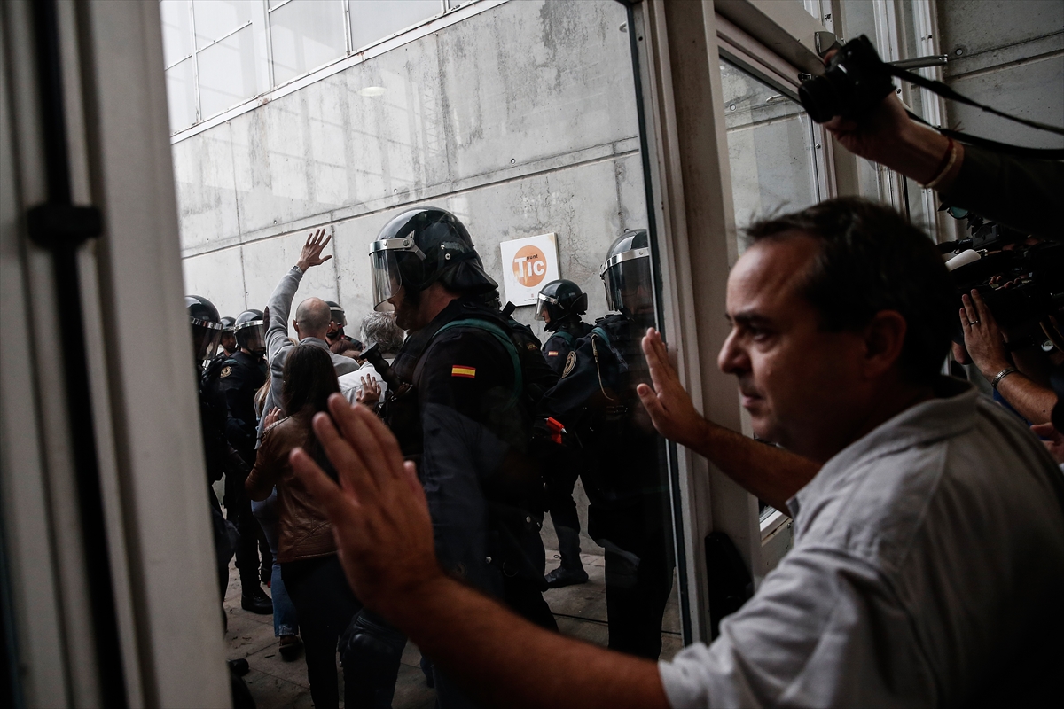 Katalonya'da referandum gerginliği: 465 yaralı - 0