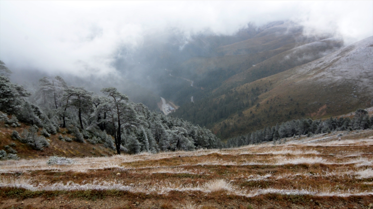 Zigana Dağı'na mevsimin ilk karı yağdı - 0