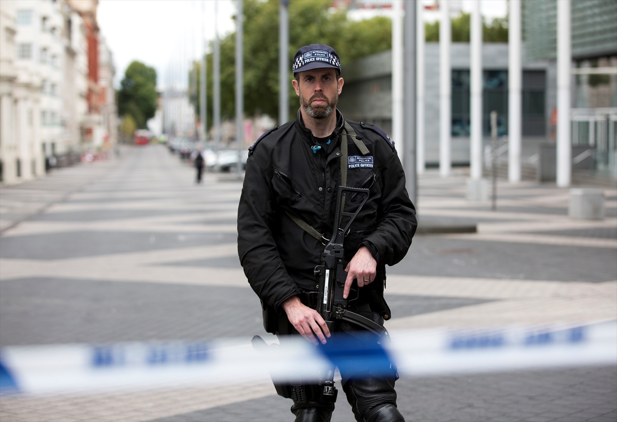 Londra'da araç yayalara çarptı - 0