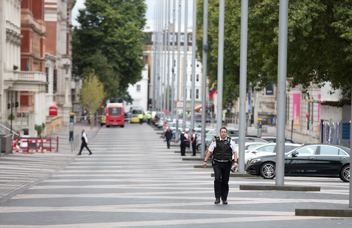 Londra'da araç yayalara çarptı - 0