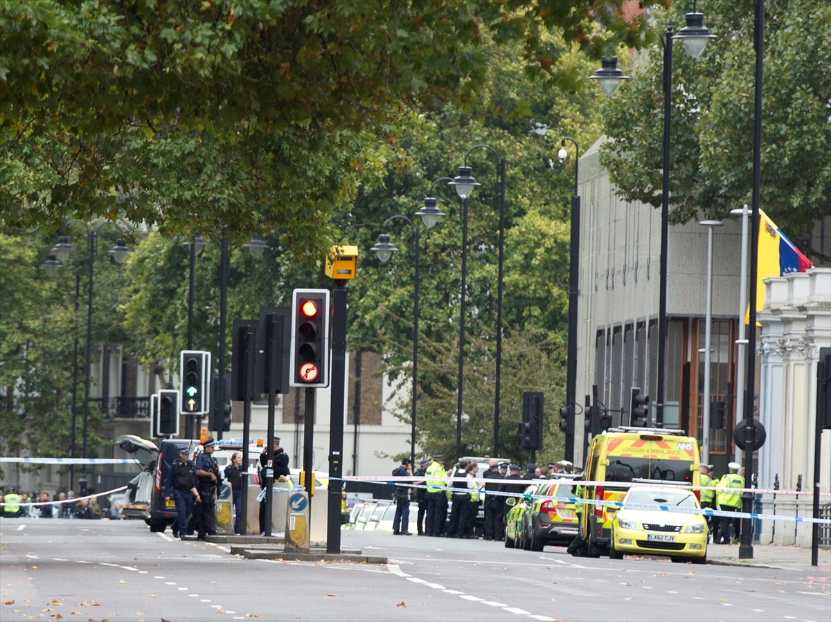 Londra'da araç yayalara çarptı - 0