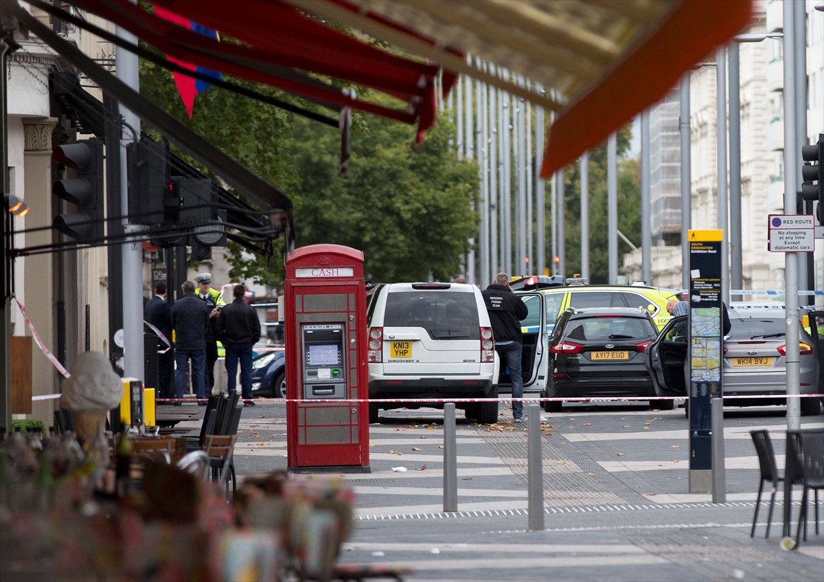 Londra'da araç yayalara çarptı - 0