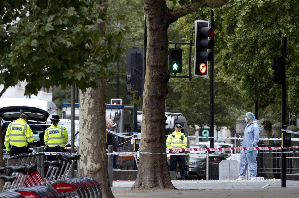 Londra'da araç yayalara çarptı - 0