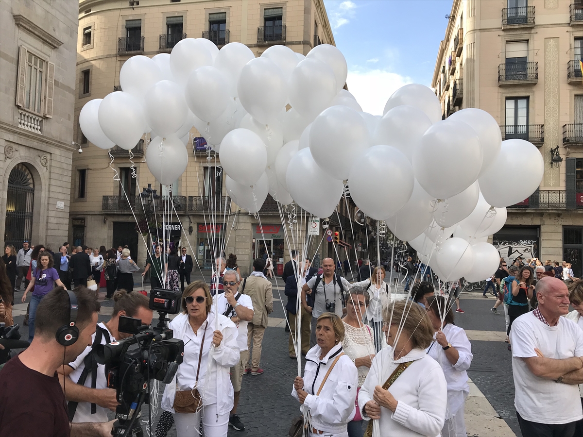 İspanya'da 'konuşalım' eylemi - 0