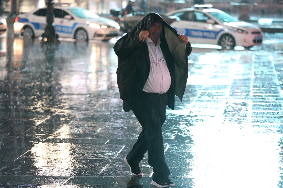 Ankara'da yağış hayatı olumsuz etkiledi - 0