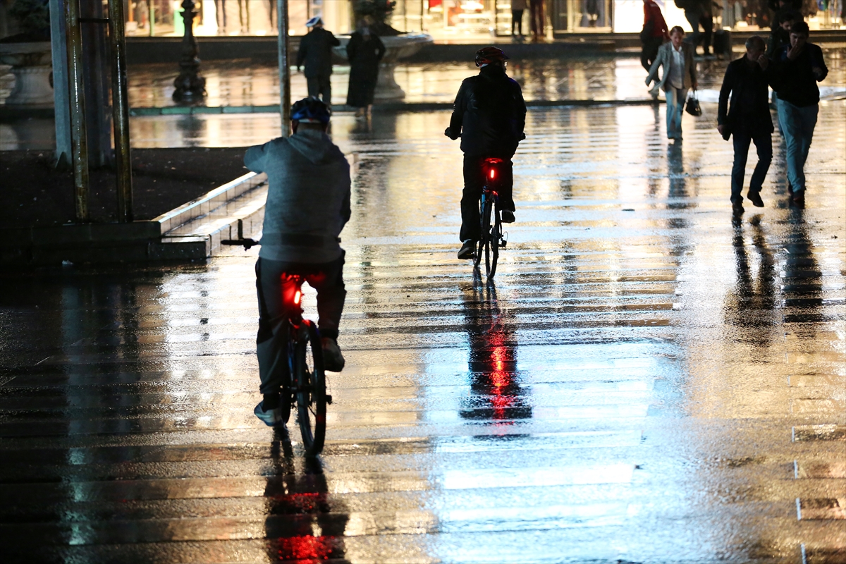 Ankara'da yağış hayatı olumsuz etkiledi - 0