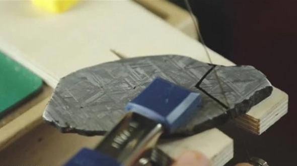 İnternetten satın aldığı meteordan yüzük yaptı - 1