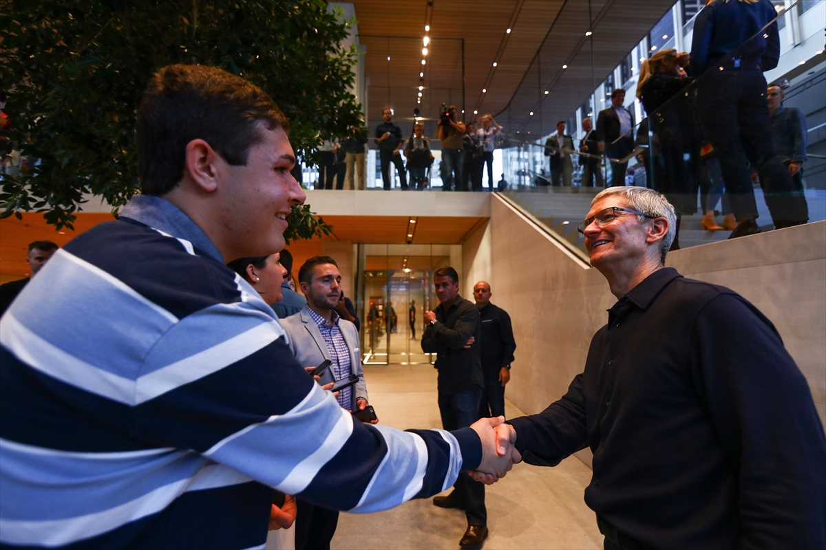 Apple'ın 'MacBook'  şeklindeki yeni mağazası - 16