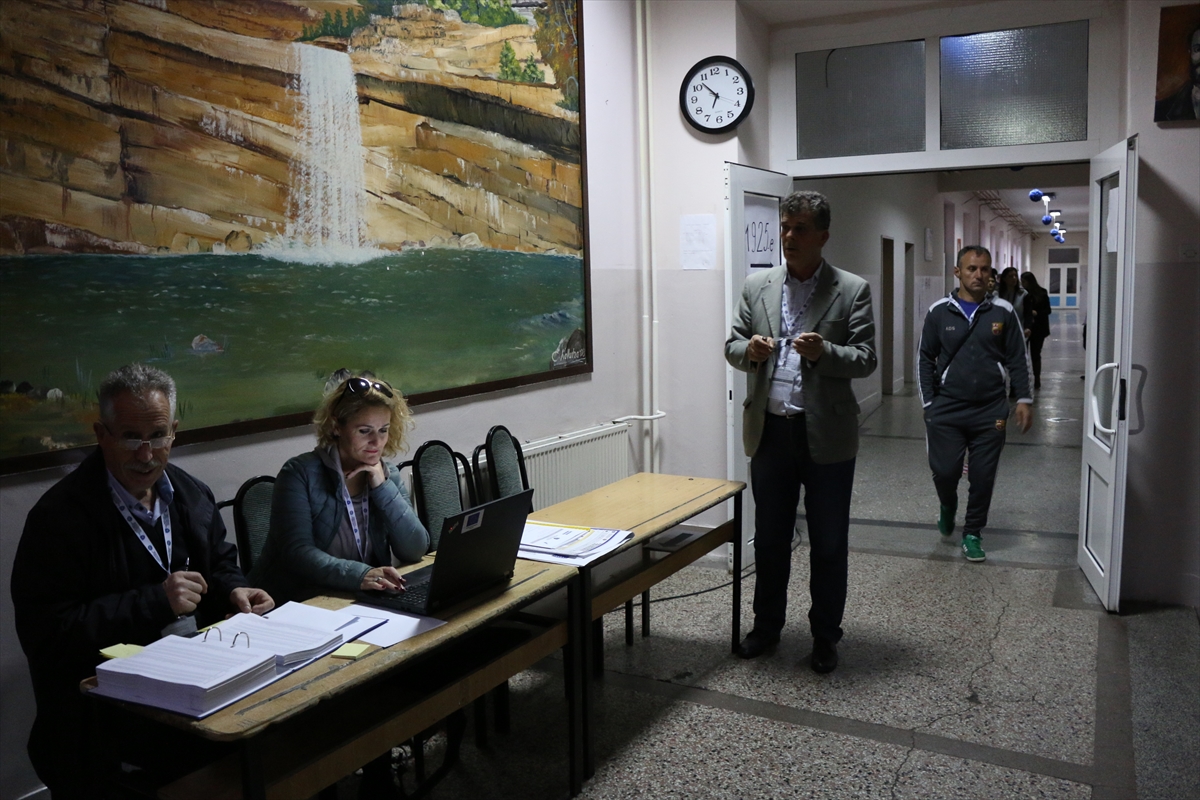 Kosova'da halk sandık başında - 0