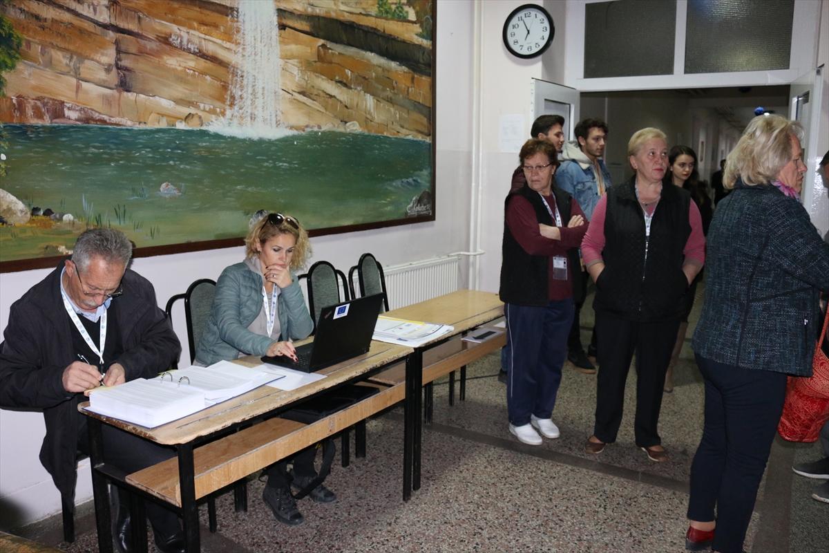 Kosova'da halk sandık başında - 0