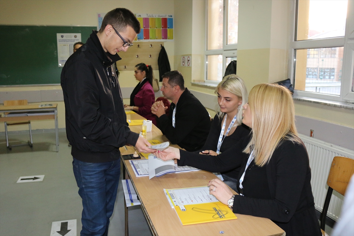 Kosova'da halk sandık başında - 0