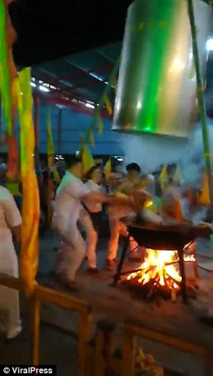 68 yaşındaki adam gösteri sırasında yanarak öldü - 7