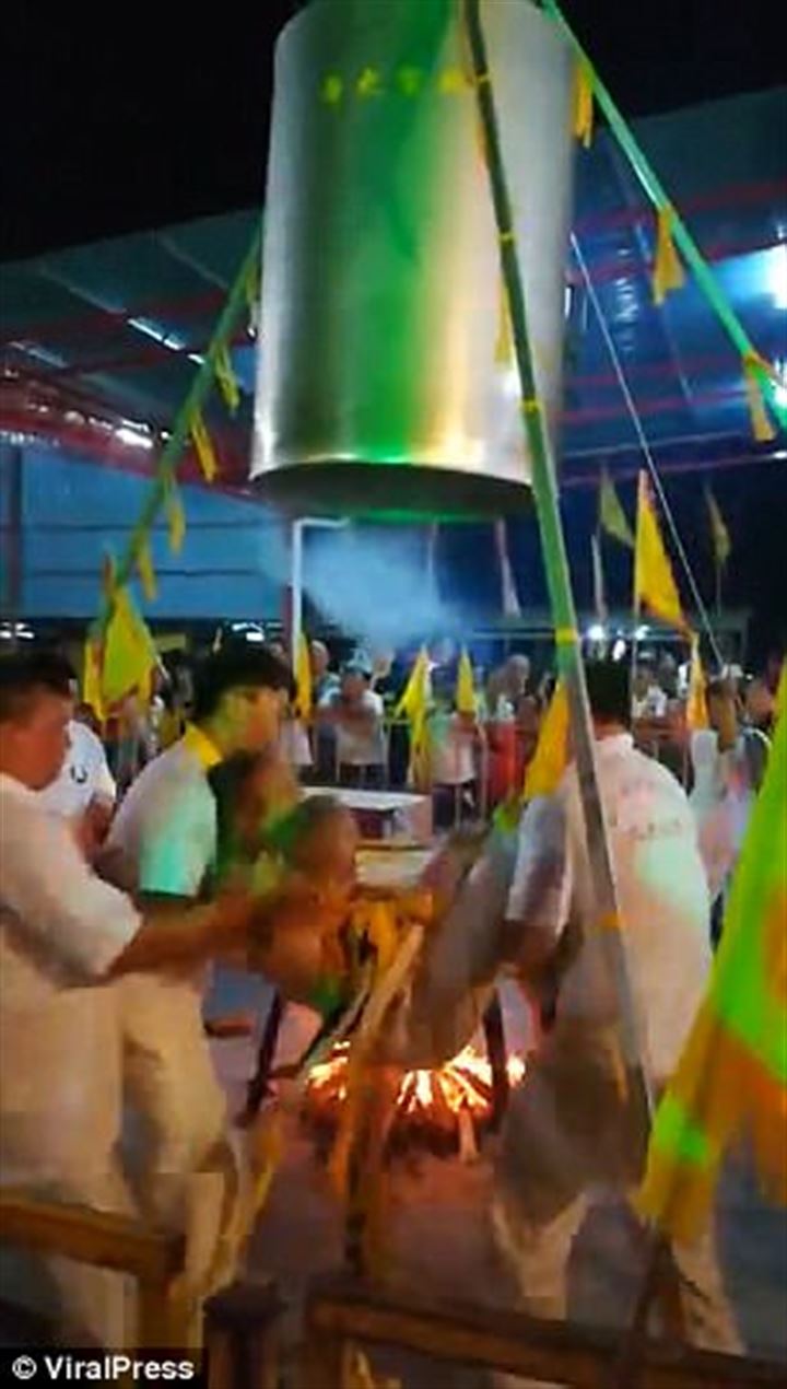 68 yaşındaki adam gösteri sırasında yanarak öldü - 9