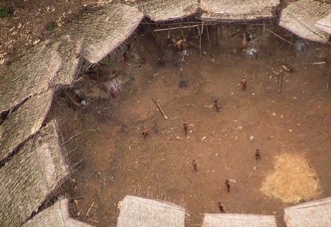 Amazon ormanlarındaki kabile ilk kez görüntülendi - 1