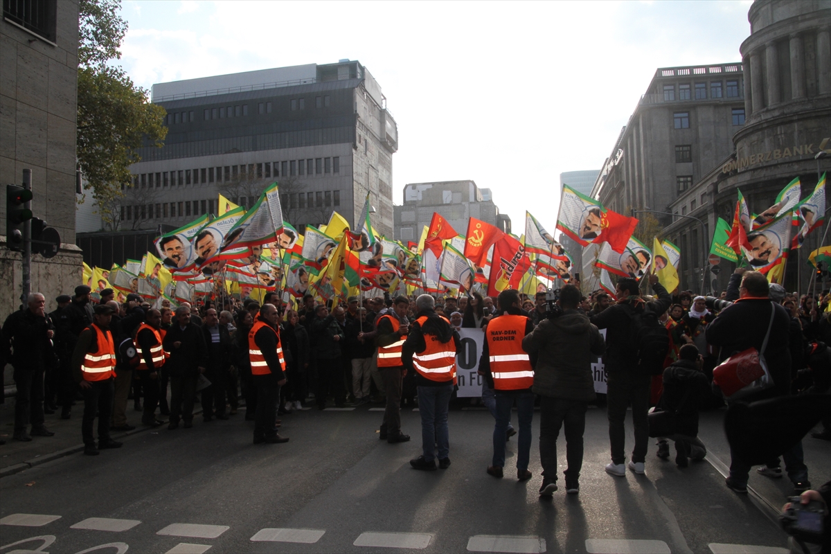 PKK destekçileri Alman polisi ile çatıştı - 0