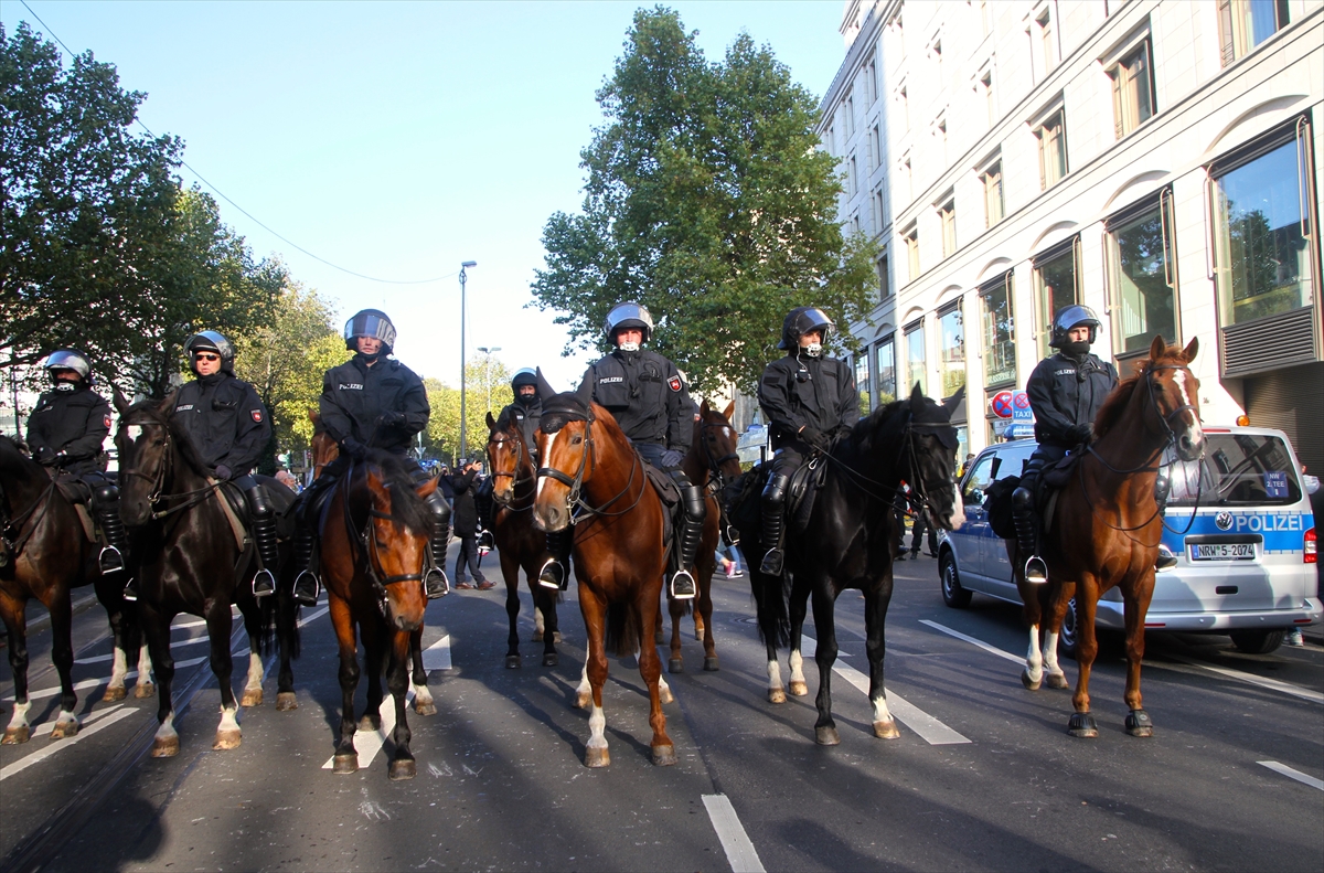 PKK destekçileri Alman polisi ile çatıştı - 0