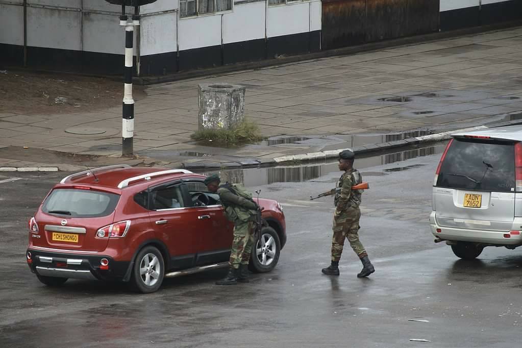 Fotoğraflarla Zimbabve'de askeri darbe - 0