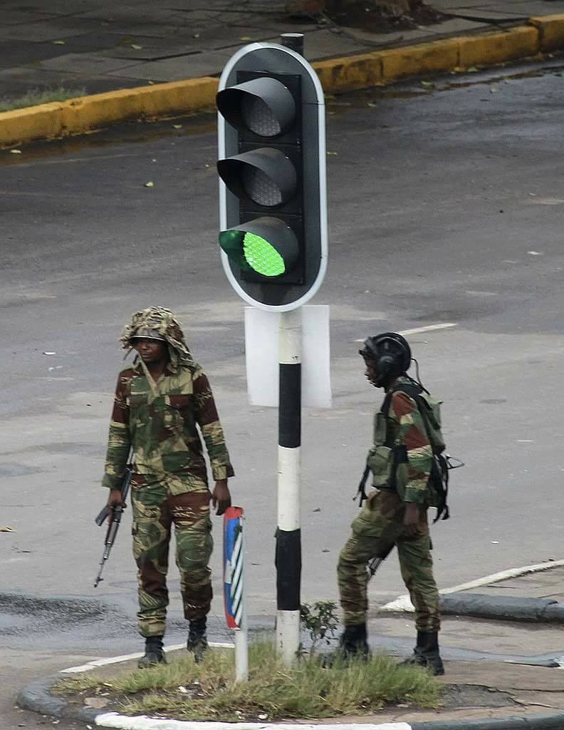 Fotoğraflarla Zimbabve'de askeri darbe - 0