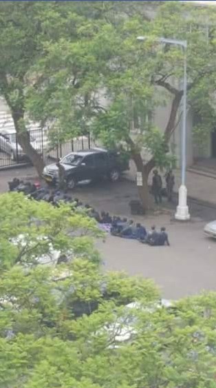 Fotoğraflarla Zimbabve'de askeri darbe - 0