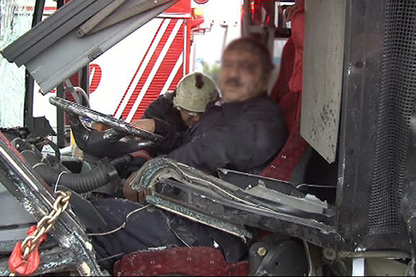 Metrobüs yolunda kaza: 5 yaralı - 4