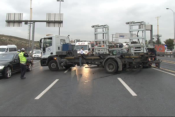 Metrobüs yolunda kaza: 5 yaralı - 7