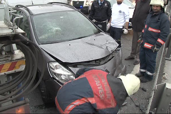 Metrobüs yolunda kaza: 5 yaralı - 5
