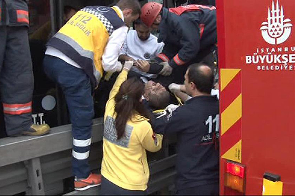 Metrobüs yolunda kaza: 5 yaralı - 3
