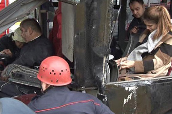 Metrobüs yolunda kaza: 5 yaralı - 1