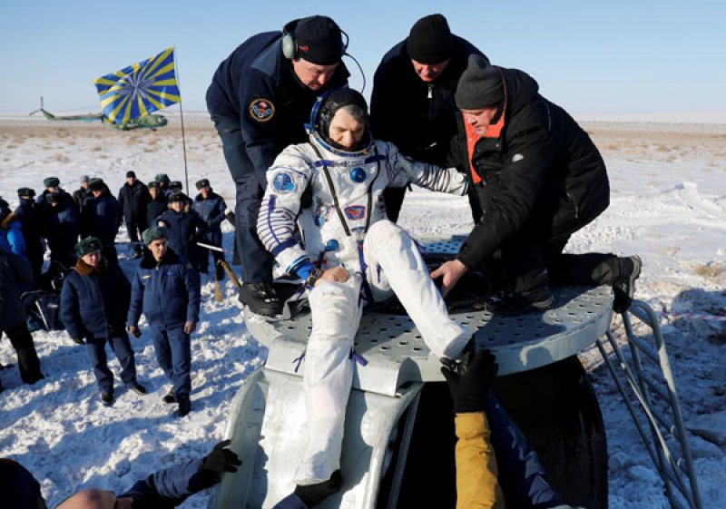 Üç astronot uzaydan dönüş yaptı - 0