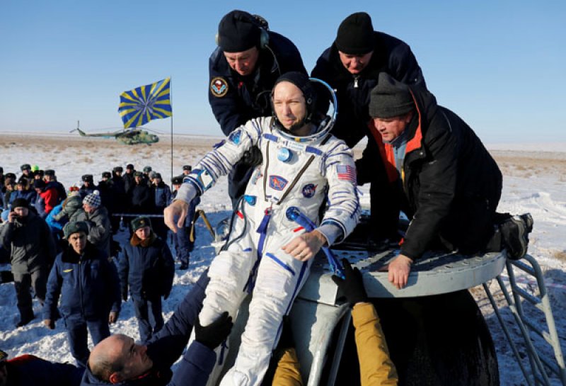 Üç astronot uzaydan dönüş yaptı - 0