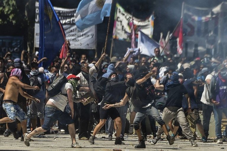 Arjantin'de maaş indirimi önerisi emeklileri ayaklandırdı - 13